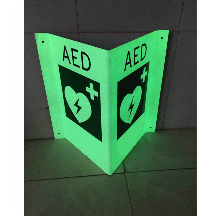 V-förmige 3 Weisen-Herz-Zeichen AED an der Wand befestigt mit Nachtglühen-Malerei